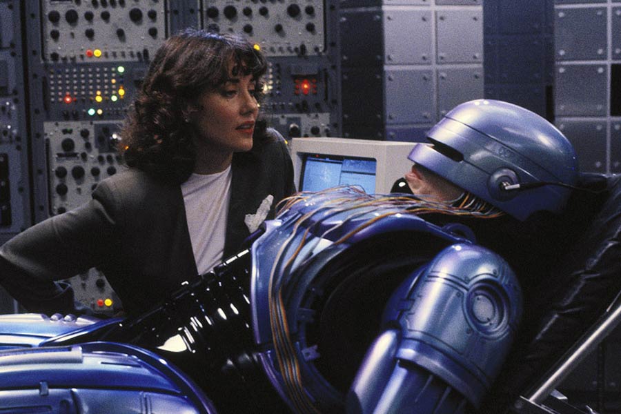 ১৯৯০-এর দশকের গোড়ার দিকে ন্যাথানিয়েল হোয়াইট নামে একজন সিরিয়াল কিলার জুলিয়া ফ্রাঙ্ক নামে এক গর্ভবতী মহিলার স্ফীতোদর ছুরি দিয়ে চিরে খুন করেন। পুলিশকে জানান, ‘রোবোকপ-২’ সিনেমার একটি দৃশ্য দেখে তাঁর ওই ভাবে খুনের ইচ্ছা জেগেছিল।   