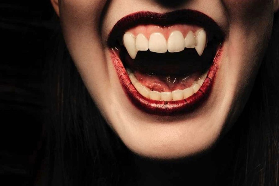 ‘ক্যুইন অফ দ্য ড্যামড’ ছবির ভ্যাম্পায়ার রানি ‘আকাশা’র চরিত্র দেখে প্রভাবিত হন ব্রিটেনের বাসিন্দা অ্যালান মেনজিস। সিনেমাটি দেখার পর বন্ধু টমাস ম্যাককেন্ড্রিককে বাড়িতে ডেকে খুন করে তাঁর রক্ত পান করেন অ্যালান। মাথার কিছু অংশও কাঁচা খেয়ে নেন অ্যালান। মেনজিস পুলিশকে জানিয়েছিলেন ভ্যাম্পায়ার হওয়ার ইচ্ছা থেকেই তিনি এই কাণ্ড ঘটিয়েছিলেন।