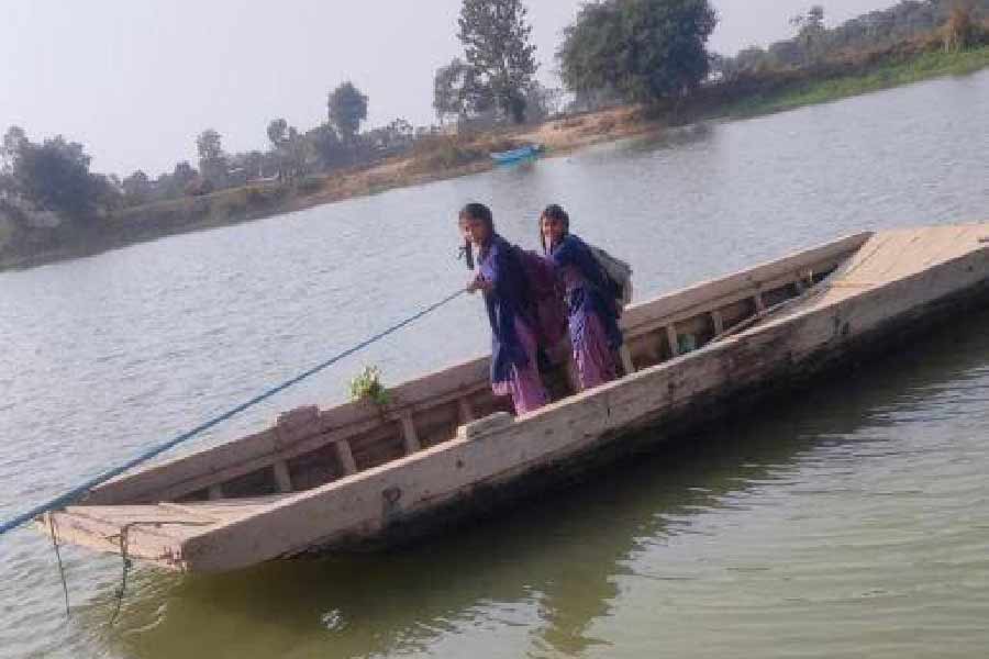 পঞ্জাবের ফিরোজ়পুর জেলায় একটি সরকারি উচ্চ মাধ্যমিক বিদ্যালয়ে পড়ে কিরনা আর করিনা। এক জন অষ্টম শ্রেণির ছাত্রী, অন্য জন ষষ্ঠ শ্রেণির। প্রতি দিন তাদের স্কুলে যাওয়ার লড়াই রীতিমতো চমকপ্রদ।