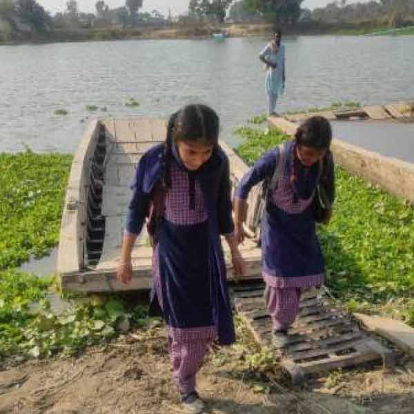 তিনি বলেন, ‘‘আমি ৫ বছর এই স্কুলের দায়িত্বে রয়েছি। আগে কখনও কালুওয়াড়া থেকে এখানে কোনও মেয়েকে পড়তে আসতে দেখিনি। করিনা আর কিরনাই প্রথম। ওরা রোজ স্কুলে আসে। যখন শতদ্রু বর্ষার জলে উথালপাথাল, তখনও ওরা স্কুলে আসার চেষ্টা করে। গ্রামের ছাত্ররাও এত নিয়মিত স্কুলে আসে না।’’