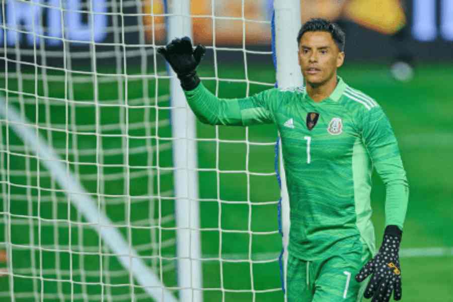 সব থেকে বয়স্ক ফুটবলার: এ বারের বিশ্বকাপের সব থেকে বয়স্ক ফুটবলার মেক্সিকোর আলফ্রেডো তালাভেরা। তাঁর জন্ম ১৯৮২ সালের ১৮ সেপ্টেম্বর। ৪০ বছর বয়সে বিশ্বকাপ খেলতে নামবেন তিনি।