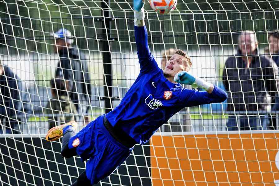 সব থেকে দীর্ঘকায় ফুটবলার: নেদারল্যান্ডসের আন্দ্রিয়েস নোপ্পের্ত এ বারের বিশ্বকাপের সব থেকে দীর্ঘকায় ফুটবলার। তাঁর উচ্চতা ৬ ফুট ৬ ইঞ্চি।