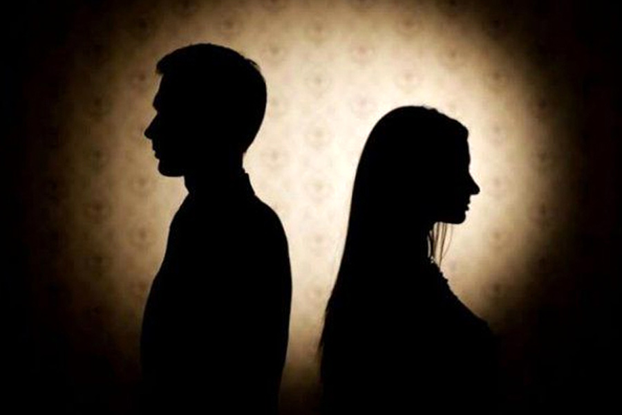 গত ১৮ মে এ রকমই এক কারণে যুগলের মধ্যে ঝগড়া চলছিল। এই সময়ই শ্রদ্ধার বুকের উপর চেপে বসে তাঁর গলা টিপে ধরেন আফতাব। শ্বাসরোধ করে খুন করেন একত্রবাসে থাকা দীর্ঘ দিনের প্রেমিকাকে।