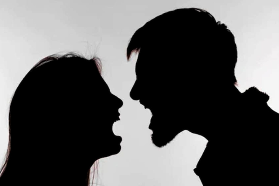 আফতাবের সঙ্গে সম্পর্ক মেনে না নেওয়ায় বাবা-মার সঙ্গেও সম্পর্ক ছিন্ন করেন শ্রদ্ধা। দিল্লিতে চলে আসার পর থেকেই, আফতাবকে বিয়ের কথা বলতে থাকেন তিনি। আর এই বিয়ের কথা থেকেই দু’জনের মধ্যে তিক্ততার সূত্রপাত।