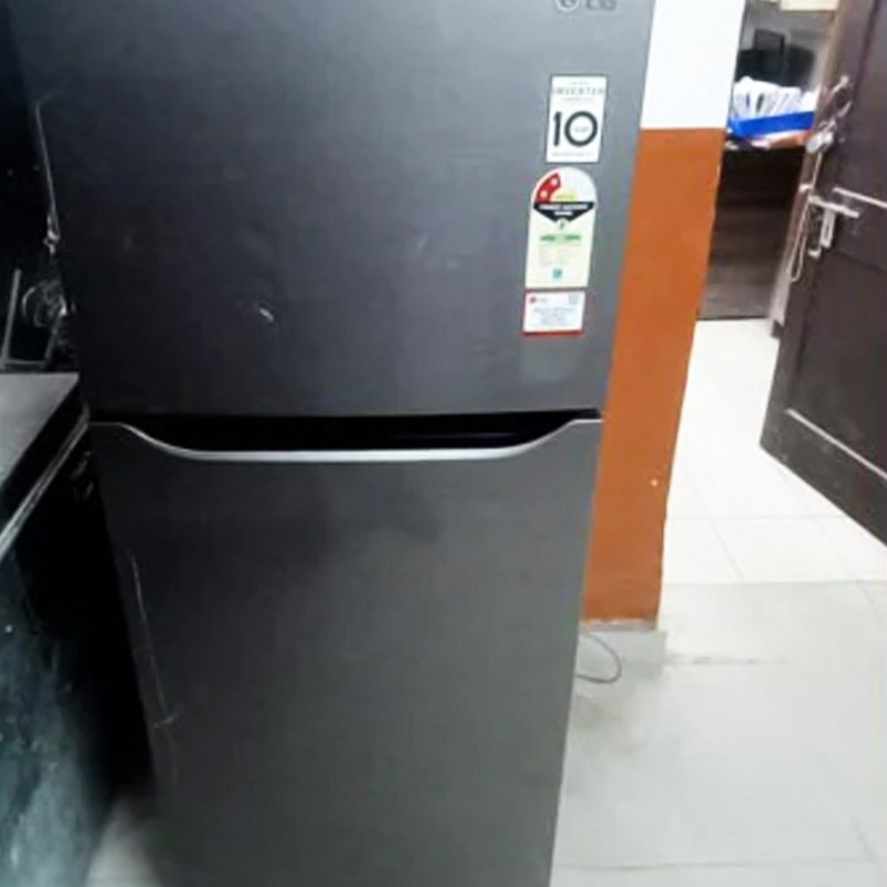 সেই মৃতদেহ সংরক্ষণ করে রাখতে পাশের দোকান থেকে কিনে আনা হয় নতুন ফ্রিজ। শ্রদ্ধার দেহের টুকরোগুলি ফ্রিজে থাকাকালীন অভিযুক্ত আফতাব নাকি বাড়িতে অন্য মহিলাদের ডেকে মেলামেশা করতেন। মাঝেমধ্যে বাড়িতে কেউ এলে জায়গা বদল হত শ্রদ্ধার কাটা মুন্ডুর।