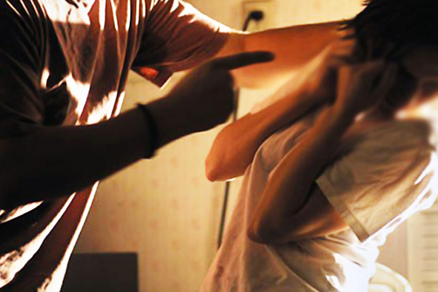 দিল্লি পুলিশের এক আধিকারিক জানান, শ্রদ্ধাকে গলা টিপে খুনের পর আফতাব একটি করাত কিনে আনেন। দেহ কাটার পর তিনি ওই করাত দূরে কোথাও ফেলে দিয়ে আসেন। রক্তমাখা জামাকাপড় ফেলে দিয়ে এসেছিলেন একটি আবর্জনা সংগ্রহের ভ্যানে।