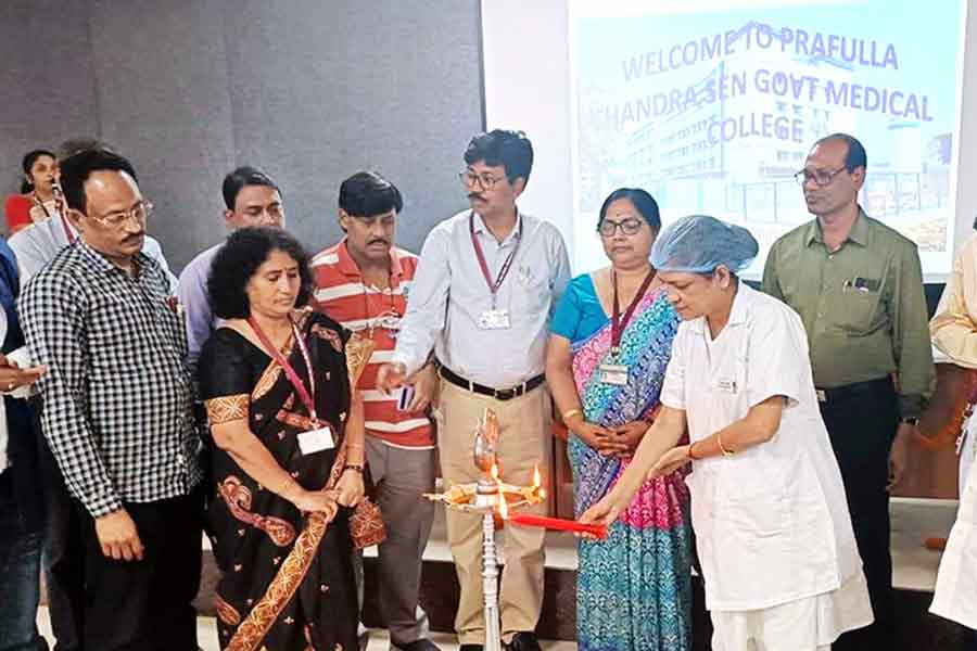 প্রদীপ জ্বালিয়ে উদ্বোধন করা হচ্ছে মেডিক্যাল কলেজের। নিজস্ব চিত্র