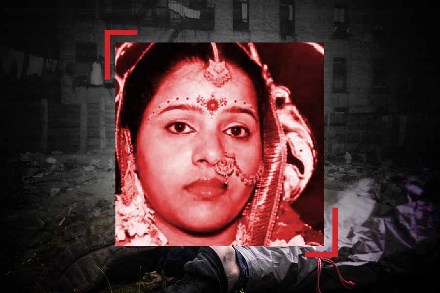 দিল্লিতে শ্রদ্ধা ওয়ালকর খুনের ঘটনা গোটা দেশে সাড়া ফেলে দিয়েছে। খুনের বীভৎসতায় শিউরে উঠেছেন সকলে। ছতরপুরের ফ্ল্যাটে আফতাব আমিন পুনাওয়ালার কীর্তি মনে করিয়ে দিয়েছে ১২ বছর আগের আরও এক নৃশংসতাকে। 