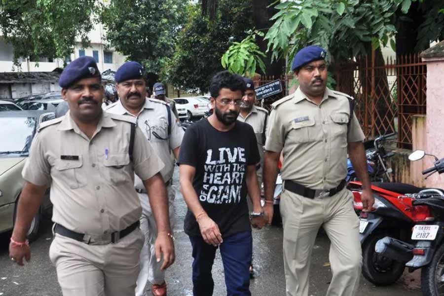 ঠিক কী হয়েছিল ১২ বছর আগে? কী ভাবে খুন হয়েছিলেন অনুপমা? বস্তুত, অনুপমাকে খুন করেছিল তাঁর স্বামী রাজেশ গুলাটি। শ্রদ্ধা-হত্যার সঙ্গে সেই খুনের অনেক মিল রয়েছে। 