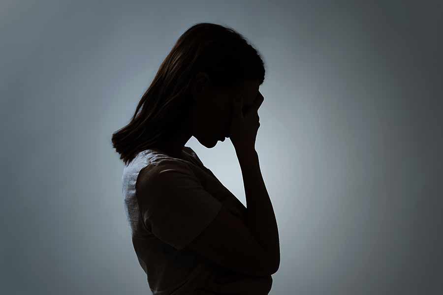 কলকাতার কোনও মেয়ের সঙ্গে বিবাহ-বহির্ভূত সম্পর্কে জড়িয়ে পড়েছেন রাজেশ, এমনটাই সন্দেহ ছিল স্ত্রী অনুপমার। সেই নিয়ে সংসারে নিত্য অশান্তি লেগে থাকত। তাঁদের যমজ দুই ছেলের বয়স ছিল ৪। 