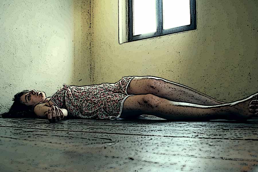 জ্ঞান ফেরার পর পাছে পুলিশের কাছে অভিযোগ দায়ের করেন, সেই আশঙ্কায় স্ত্রীকে চিরতরে ঘুম পাড়িয়ে দেন রাজেশ। জীবিত অবস্থাতেই তাঁর নাকে-মুখে তুলো গুঁজে বালিশ চাপা দিয়ে খুন করেন অনুপমাকে। 