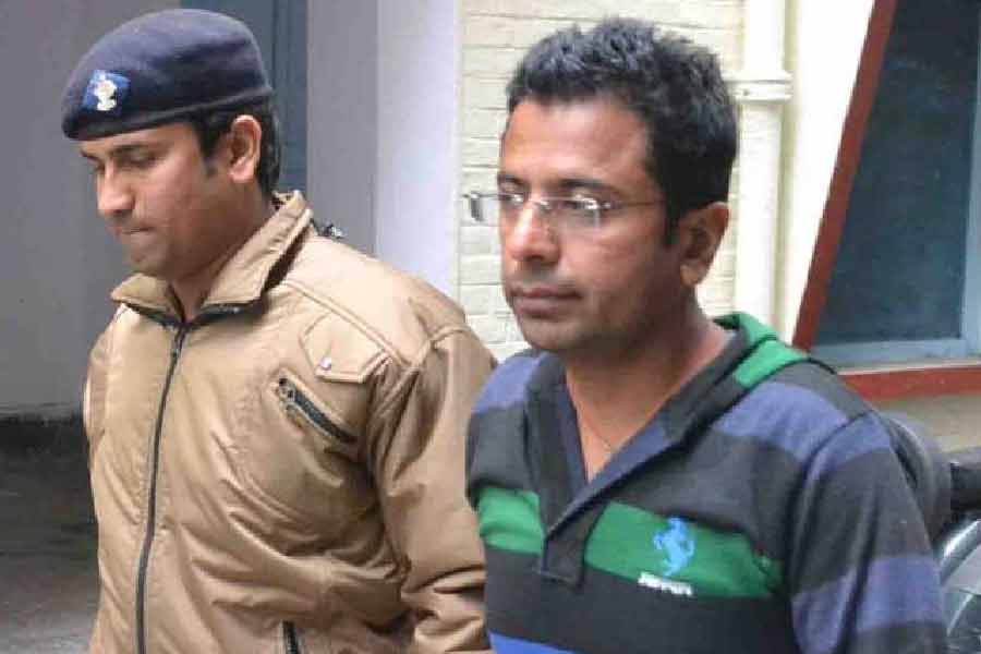 অনুপমার ভাই সুজনকুমার প্রধান রাজেশের বাড়ি গিয়েছিলেন দিদির সঙ্গে দেখা করতে। দেখা তো হয়নি, উল্টে বাড়িতে তাঁকে ঢুকতেও দিতে চাননি রাজেশ। সন্দেহ হওয়ায় পুলিশের দ্বারস্থ হন সুজন। নিখোঁজ ডায়েরি করেন থানায়। 