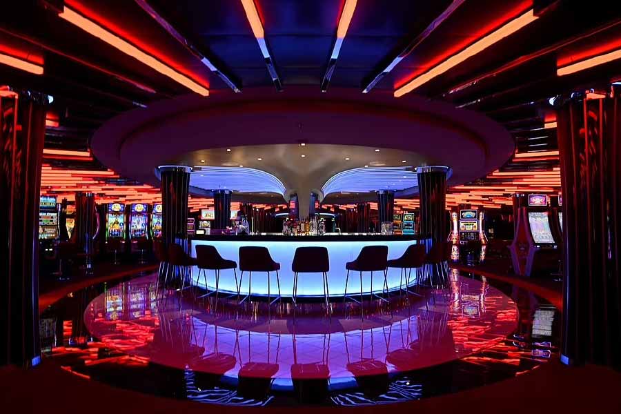 এ বার দেখে নেওয়া যাক কী কী থাকবে সেই প্রমোদতরীতে। সূত্রের খবর, একাধিক সাঁল, বুটিক, বাচ্চাদের গাড়ি নিয়ে খেলার জায়গা ছাড়াও ছ’টি সুইমিং পুল, ১৪টি সমুদ্রমুখী জাকুজ়ি এবং একটি ড্রাই-স্লাইড থাকবে।