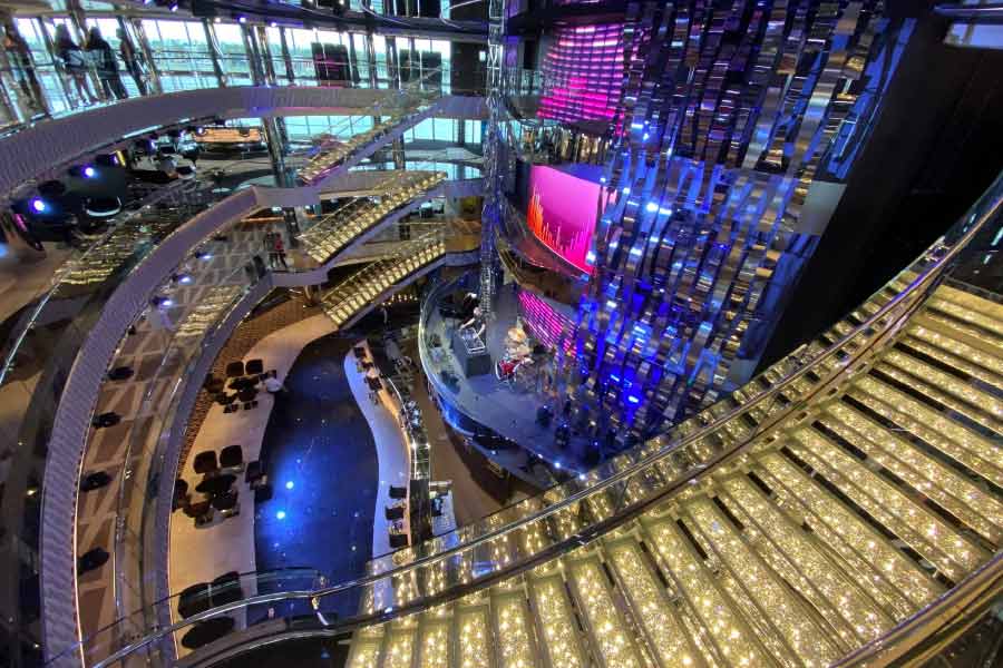 প্রমোদতরীর সঙ্গে যুক্ত এক কর্মী বলেছেন, “এই প্রমোদতরীতে থাকা অসাধারণ ব্যাপার। বিশ্বকাপ দেখতে এলে এর থেকে ভাল জায়গা আর হয় না। মদ্যপানেও কোনও অসুবিধা নেই। দোহার অনেক হোটেলে রৌদ্রস্নান করা যাবে না। এখানে সেই সুবিধাও রয়েছে।”