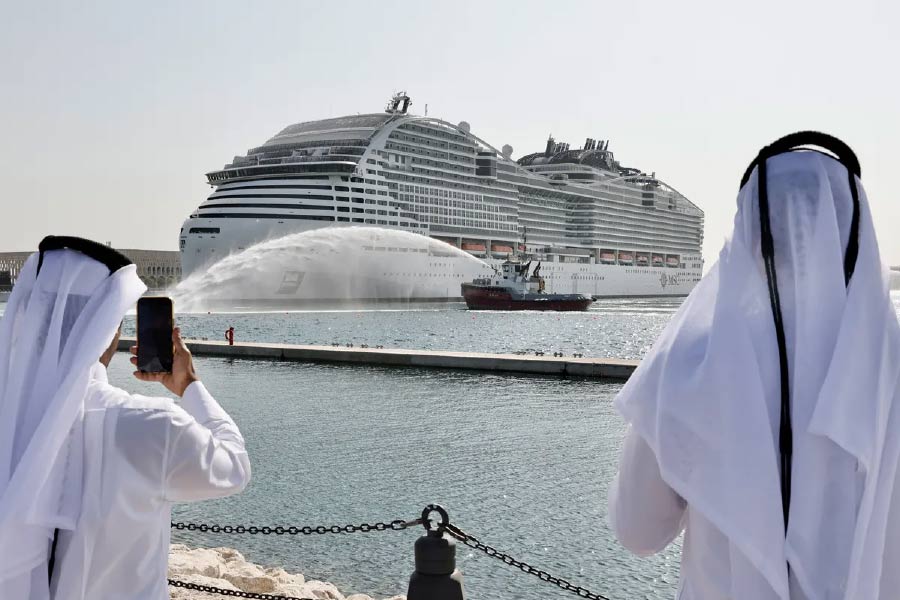 তবে আশ্চর্যের ব্যাপার হল, ফুটবলাররা নিজেরাই হয়তো স্ত্রী-বান্ধবীদের সঙ্গে দেখা করতে পারবেন না। আল ওয়াকরার হোটেলে কড়া কোভিডবিধির মধ্যে থাকবেন তাঁরা। অন্য দিকে, স্ত্রী-বান্ধবীরা কোভিডবিধির বাইরে থাকবেন।