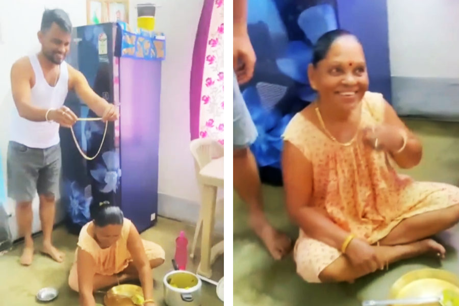 রাতের খাওয়ার ব্যবস্থা করছিলেন, হঠাৎ গলায় কী যেন ঠেকল! চমকে উঠে মহিলা দেখলেন সোনার চেন!