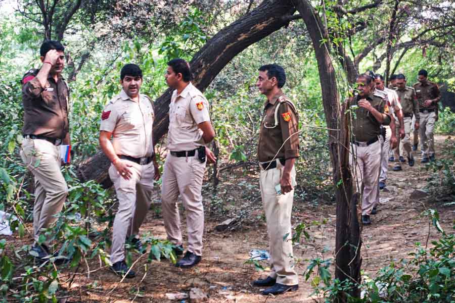 এর পর ১৮ দিন ধরে কাছের জঙ্গলের বিভিন্ন জায়গায় শ্রদ্ধার দেহের টুকরোগুলি ছড়িয়ে দিয়ে আসেন অভিযুক্ত আফতাব।