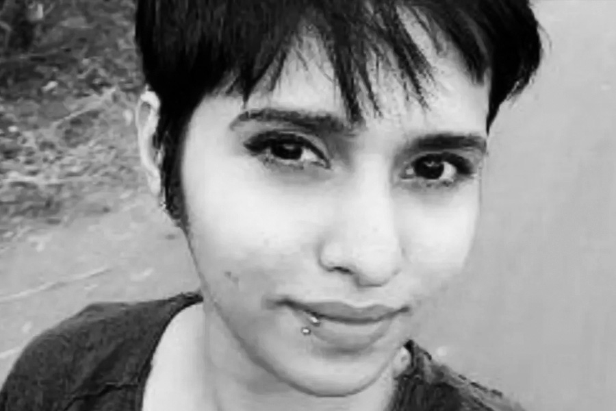 সেটা ২০২০ সাল। তার কিছু দিন পরের আরও একটি চ্যাট হাতে এসেছে পুলিশের। সেটি শ্রদ্ধার সঙ্গে তাঁর এক বন্ধুর কথোপকথনের। বন্ধুকে নিজের নতুন চুলের স্টাইলের ছবি পাঠিয়েছিলেন শ্রদ্ধা। কিন্তু ছোট করে ছাঁটা চুলের আড়ালে শ্রদ্ধার মুখ ছিল বিধ্বস্ত। যা দেখে চমকে যান শ্রদ্ধার সেই বন্ধু। 