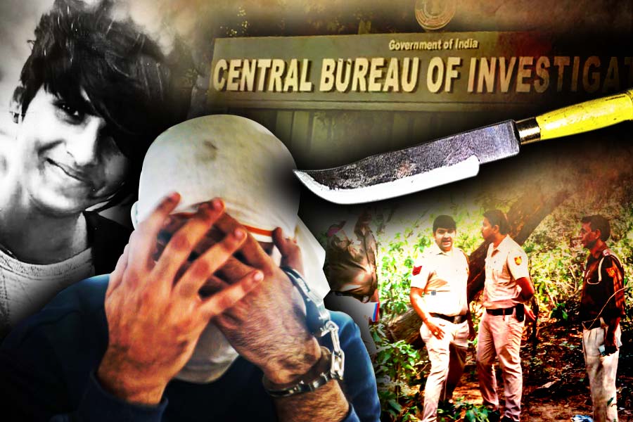 দিল্লি পুলিশের একটি সূত্র মারফত জানা গিয়েছে, শ্রদ্ধার মোবাইল ফোনের ‘ডেটা’ হাতাতে চেয়েছিলেন আফতাব। সেই চেষ্টা গত বছর থেকেই শুরু করেন তিনি। শ্রদ্ধা ও আফতাব গত বছর বেড়াতে গিয়েছিলেন। সে সময় থেকেই তাঁর মোবাইল ফোনের যাবতীয় তথ্য হাতে পেতে চেয়েছিলেন আফতাব। সন্দেহ না অন্য কোনও কারণ, ঠিক কী কারণ আফতাব এমনটা করতে চেয়েছিলেন, তা তদন্ত করে দেখতে চাইছে পুলিশ।