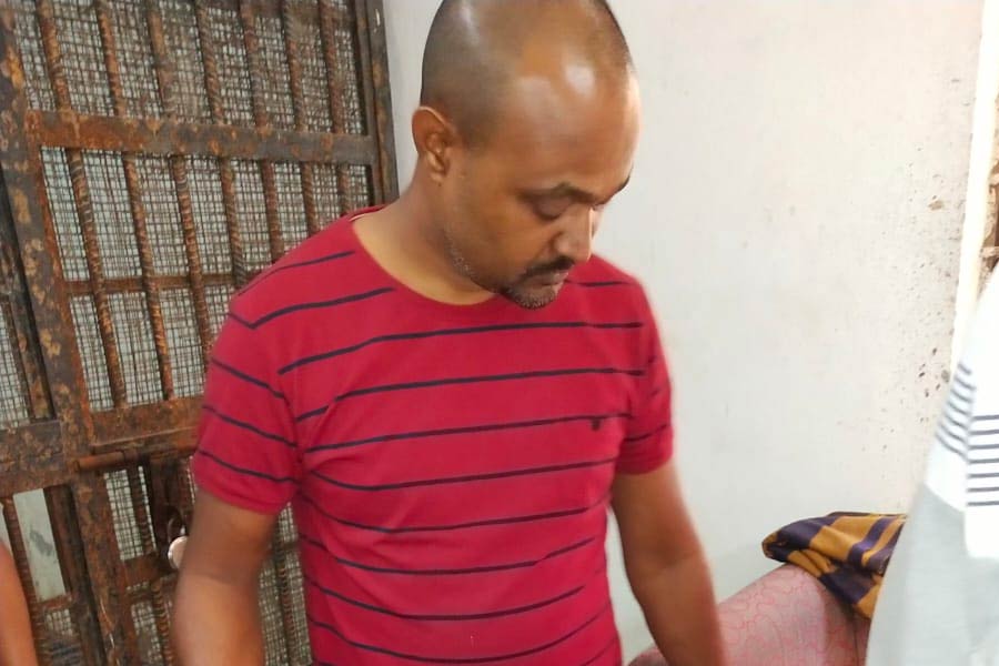 গ্রেফতারের সময় মাথা কামানো অবস্থায় প্রবাল সরকার।