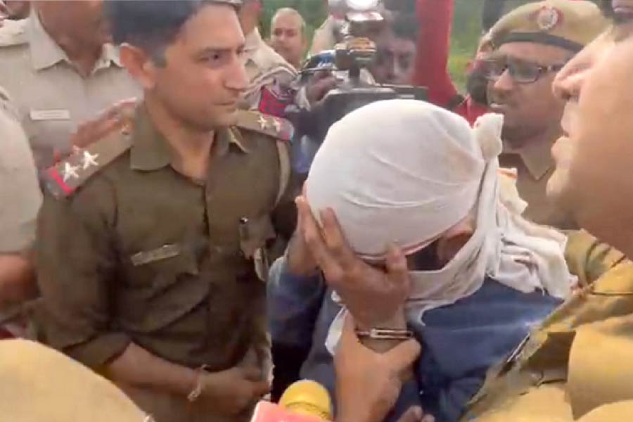 কথায় বলে আইন অন্ধ। প্রমাণের বাইরে আর কিচ্ছু দেখার ক্ষমতা নেই। ফলে প্রশ্ন উঠছে প্রমাণের অভাবে কি আইনের ফাঁক গলে ছাড়া পেয়ে যেতে পারেন শ্রদ্ধা হত্যার মূল অভিযুক্ত?