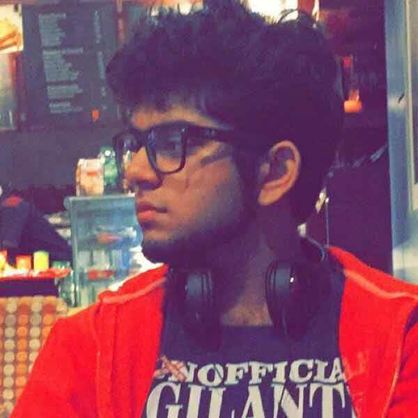 পুলিশের হাতে এখনও পর্যন্ত বেশ কিছু প্রমাণ চলে এসেছে। যার মধ্যে অন্যতম আফতাবের নিজের জবানবন্দি, যেখানে আফতাব নিজেই স্বীকার করেছে শ্রদ্ধাকে হত্যা করার কথা। কিন্তু আদালতে যত ক্ষণ না সেই একই কথা বলছে, তত ক্ষণ ওই জবানবন্দির ভিত্তিতে তাঁকে অপরাধী বলে গণ্য করা যাবে না। 