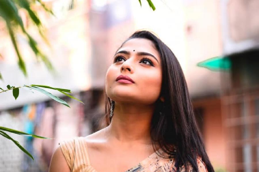 ২০১৭ সালে ছোট পর্দায় সেই জীবনে হাতেখড়ি হয়েছিল ঐন্দ্রিলার। ‘ঝুমুর’ ধারাবাহিকে শুরু হয়েছিল অভিনেত্রী ঐন্দ্রিলার যাত্রা।