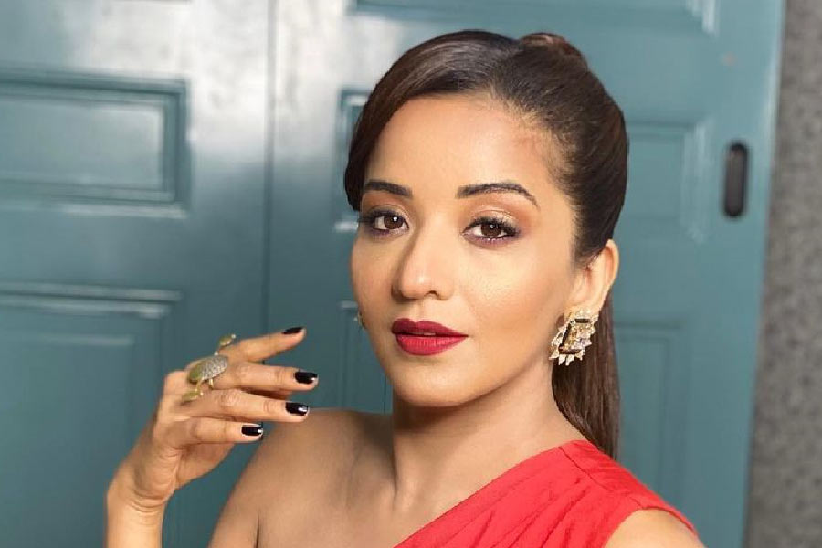 ‘দুপুর ঠাকুরপো’র ঝুমা বৌদিকে মনে আছে? ওই ওয়েব সিরিজের মাধ্যমে দর্শকদের মন জয় করে নিয়েছিলেন তিনি। ভোজপুরী ফিল্ম ইন্ডাস্ট্রির জনপ্রিয় অভিনেত্রী রুপোলি দুনিয়ায় মোনালিসা নামেই বেশি পরিচিত।