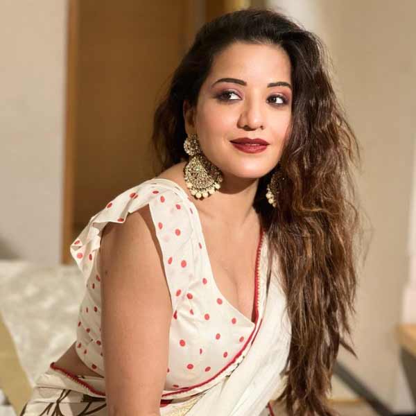 ১৯৮২ সালের ২১ নভেম্বর কলকাতায় জন্ম মোনালিসার। বাবা শৈলেশ দুবে। মা উষা দুবে। কলকাতাতেই স্কুল এবং কলেজজীবন কেটেছে তাঁর।