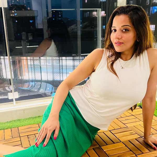 সংসার চালাতে কাজের সন্ধানে নেমে পড়েছিলেন। জুটেও গিয়েছিল। একটি হোটেলে রিসেপশনিস্টের কাজ করা শুরু করেন তিনি। বিনিময়ে দিনে ১২০ টাকা পেতেন।