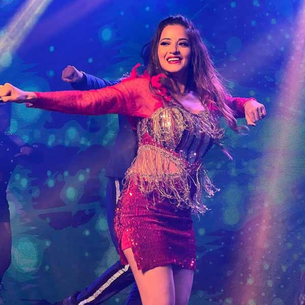 নাচ এবং অভিনয়ের শখ বরাবরই ছিল মোনালিসার। কিন্তু তাঁর এই শখ নিয়ে অনেকেই মশকরা করতেন। কিন্তু তাঁর সেই শখকে বাস্তব রূপ দিয়ে তবে হাল ছেড়েছেন মোনালিসা। ১৯৯৭ সালে প্রথম অভিনয়ের সুযোগ পান হিন্দি ছবিতে। ছবির নাম ছিল ‘জয়তে’।