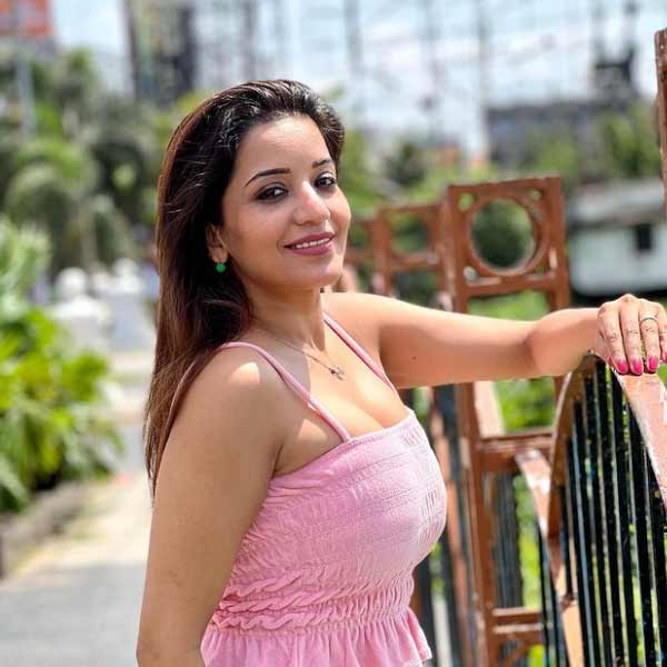 আর এখান থেকেই অন্তরা বিশ্বাস থেকে তিনি হয়ে ওঠেন মোনালিসা। একের পর এক ভোজপুরী ছবিতে সাফল্য পেয়েছেন। দর্শকদের মনে জায়গা করে নিয়েছিলেন। ধীরে ধীরে ভোজপুরী ফিল্ম ইন্ডাস্ট্রির জনপ্রিয় অভিনেত্রী হয়ে ওঠেন মোনালিসা।