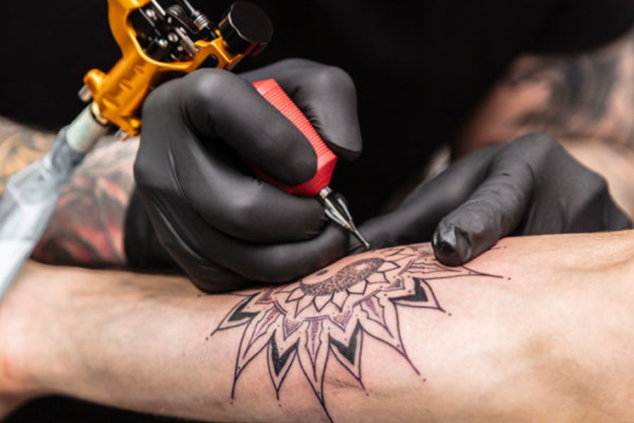 অনেক সময় ট্যাটুর জন্য উপযোগী ক্রিম বা লোশন লাগাতে বলেন বিশেষজ্ঞরা।