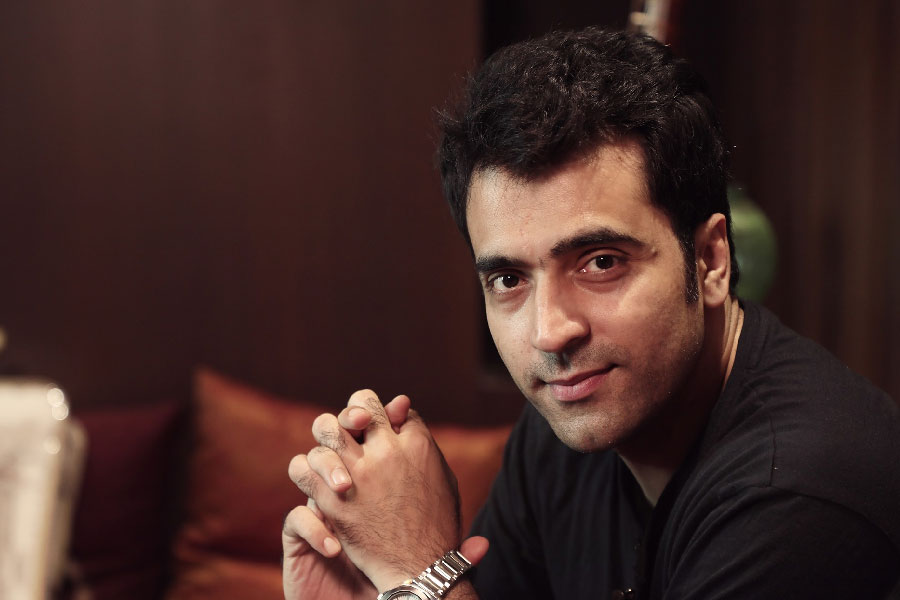 ব্যক্তিগত জীবন নিয়ে হয়তো কোনও রকম গুজব নেই এত বছরেও। কিন্তু ‘বোরিং’ কি বলা যায়  তাঁকে?