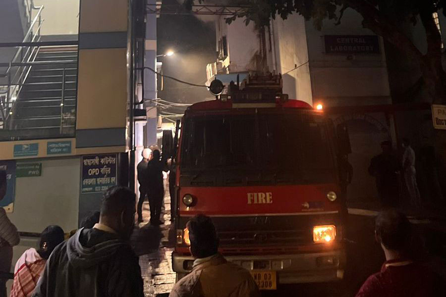 আগুন নেভানোর চেষ্টায় দমকলের ন’টি ইঞ্জিন।