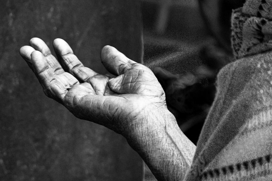 কখনও প্ল্যাটফর্মে, কখনও বা রেস্তরাঁর সামনে হাত পেতে দাঁড়িয়ে থাকতেন। ভিক্ষা করেই আজ ধনী ভারতের কয়েক জন ভিখারি।