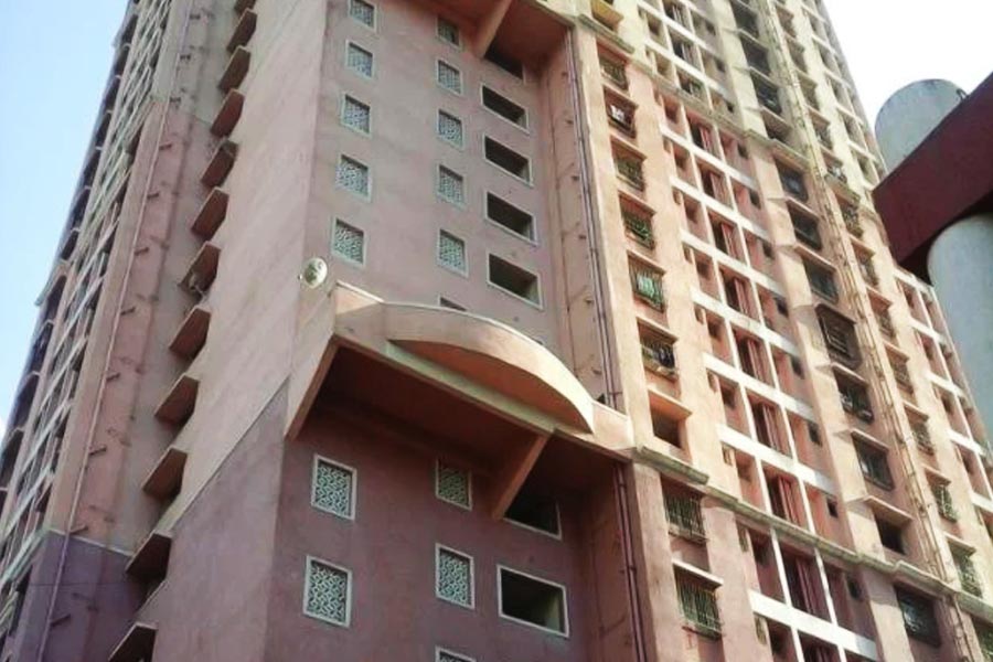 বেশ কিছু সংবাদমাধ্যমের দাবি, প্রতি মাসে ৭৫ হাজার টাকা উপার্জন করেন ভরত। মুম্বইয়ে দু’টি ফ্ল্যাট কিনেছেন তিনি। এই ফ্ল্যাট দু’টির মোট মূল্য নাকি দেড় কোটি টাকার কাছাকাছি।