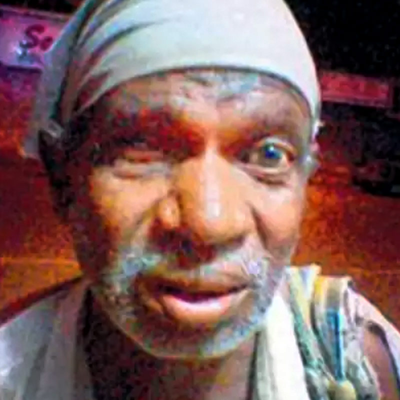 মাসসু ওরফে মালানা। মুম্বইয়ের যে বিলাসবহুল রেস্তরাঁগুলিতে টিনসেল নগরীর নামকরা তারকারা খেতে যান, সেই রেস্তরাঁগুলির সামনে দাঁড়িয়ে থাকেন মালানা।