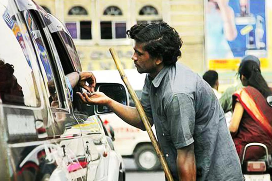 মুম্বইয়ের অন্য এক ভিখারি কৃষ্ণকুমার গিতে। মুম্বইয়ের রাস্তায় ভিক্ষা করে প্রতি দিন নাকি দেড় হাজার টাকা উপার্জন করেন তিনি।