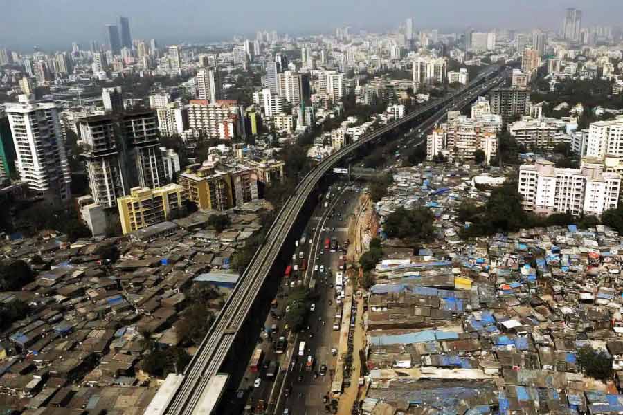 মুম্বইয়ে একটি ফ্ল্যাটে ভাইয়ের সঙ্গে থাকেন কৃষ্ণকুমার। বেশ কিছু সংবাদমাধ্যমের খবর, এই ফ্ল্যাটটির বিপুল দাম।