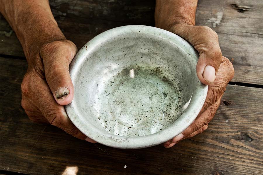 এক দুর্ঘটনায় পা কাটা পড়ে যাওয়ায় পটনা স্টেশনের প্ল্যাটফর্মে ভিক্ষা করতে শুরু করেন পাপ্পু। বেশ কিছু সংবাদমাধ্যমের দাবি, পাপ্পুর কাছে সওয়া এক কোটি টাকার সম্পত্তি রয়েছে।