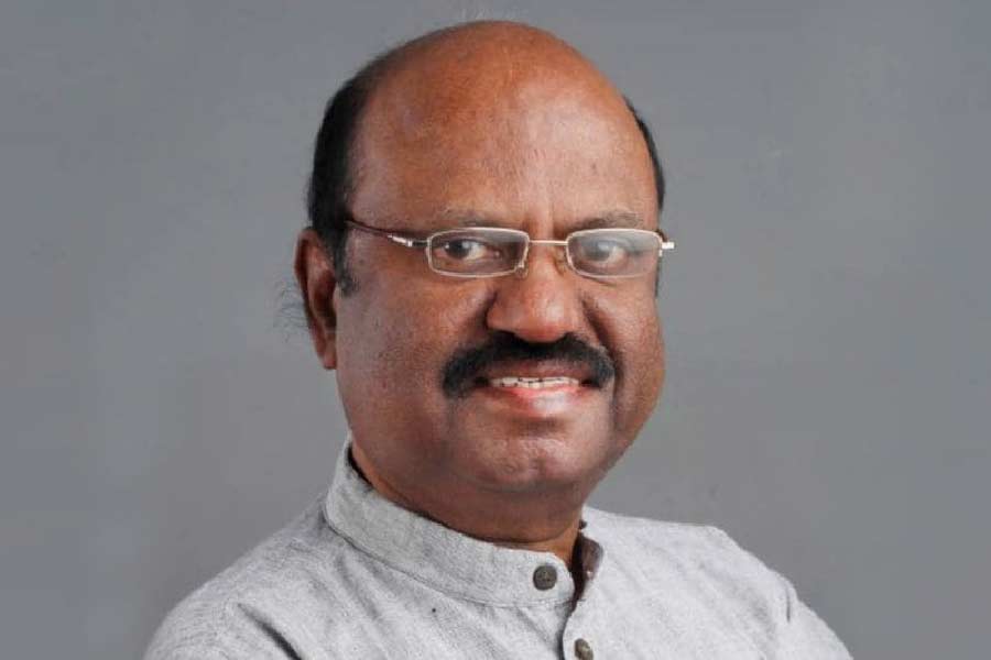 রাজ্যপাল কেমন হবেন? এ প্রশ্নের বাঁধাধরা উত্তর পাল্টে দিয়েছেন পশ্চিমবঙ্গের প্রাক্তন রাজ্যপাল জগদীপ ধনখড়। বৃহস্পতিবার সেই ধনখড়ের ছেড়ে যাওয়া পদে বসলেন সিভি আনন্দ বোস। 