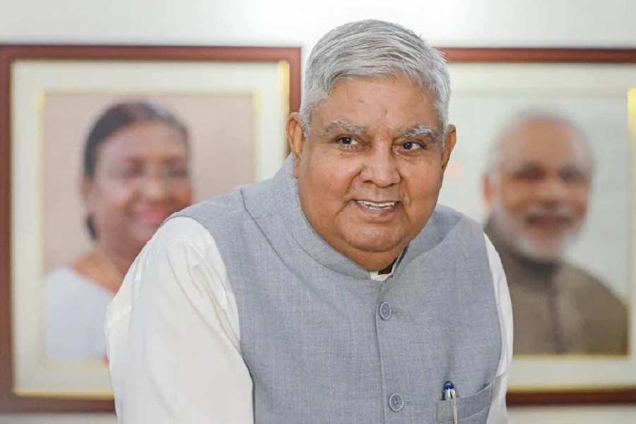 বৃহস্পতিবার, ১৭ নভেম্বর বাংলার নতুন এবং স্থায়ী রাজ্যপাল হিসাবে রাষ্ট্রপতি ভবন থেকে নিয়োগ করা হয়েছে আনন্দকে। তাঁর আগে অস্থায়ী ভাবে পশ্চিমবঙ্গের রাজ্যপাল পদ সামলাচ্ছিলেন মণিপুরের রাজ্যপাল লা গনেশন। তবে ধনখড়ের পর তাঁকেই স্থায়ী রাজ্যপাল হিসাবে পেল বাংলা। 