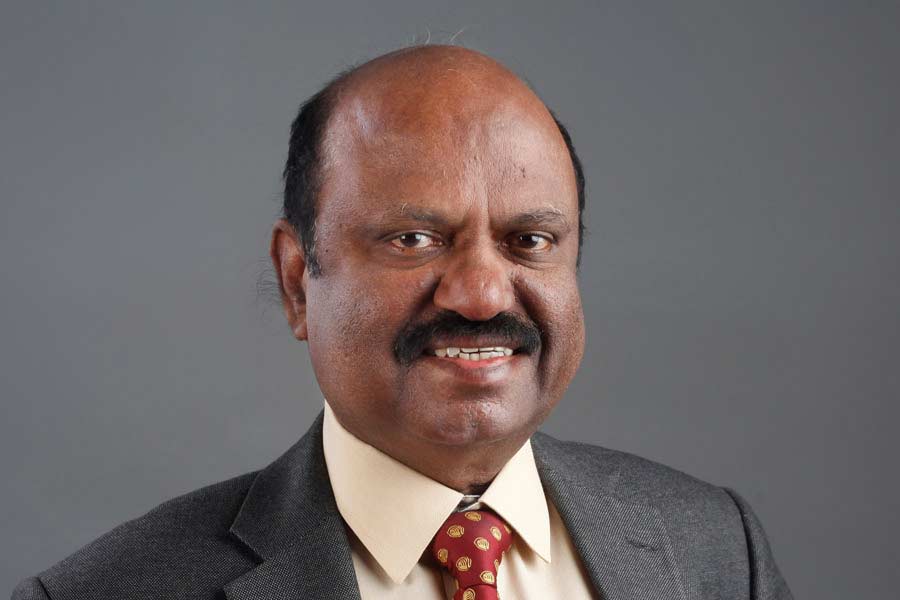 কিন্তু ধনখড়-পরবর্তী পশ্চিমবঙ্গে রাজ্যপাল পদের তাৎপর্য বদলেছে। ফলত পশ্চিমবঙ্গের নতুন রাজ্যপাল আনন্দকে নিয়ে কৌতূহল বাড়তে শুরু করেছে বিভিন্ন মহলে।