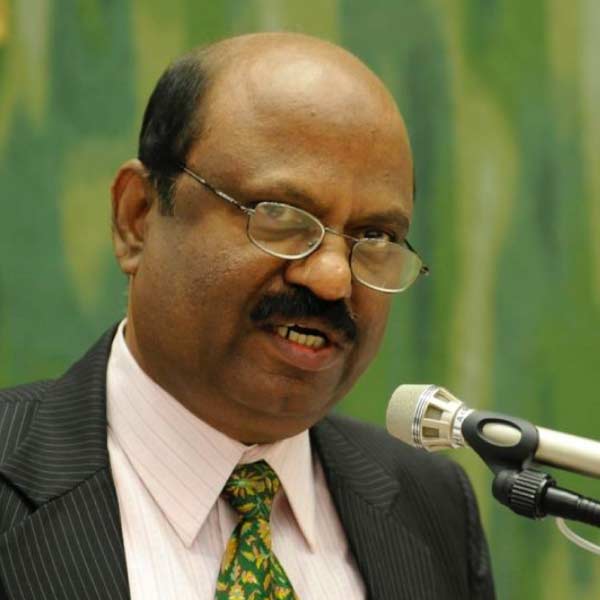 নামের শেষে বাঙালি পদবি আনন্দের— বোস। প্রথমে তাই নিয়েই একটি বিভ্রান্ত তৈরি হয়েছিল। অনেকেই ভেবেছিলেন বাংলা বোধহয় বাঙালি রাজ্যপাল পেল। পরে জানা গেল, বাংলা নয় আনন্দের বাড়ি কেরলে। সেখানেই ১৯৫১ সালের ২ জানুয়ারি জন্ম। এখন বয়স প্রায় ৭২।