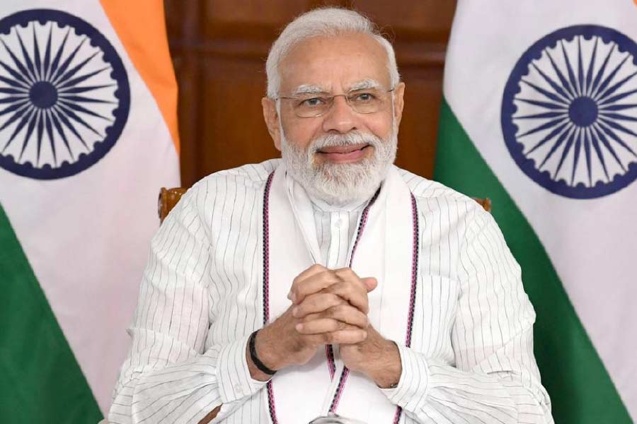 রাজনৈতিক মতাদর্শের দিক দিয়ে গেরুয়া-ঘনিষ্ঠ। আনন্দ ১৯৭৭ সালের আইএএস ক্যাডার। সরকারি আমলা হিসাবে বহু গুরুত্বপূর্ণ প্রশাসনিক পদ সামলেছেন। আবার কেন্দ্রীয় বহু প্রকল্পও হয়েছে তাঁরই ভাবনার দ্বারা অনুপ্রাণিত হয়ে। 