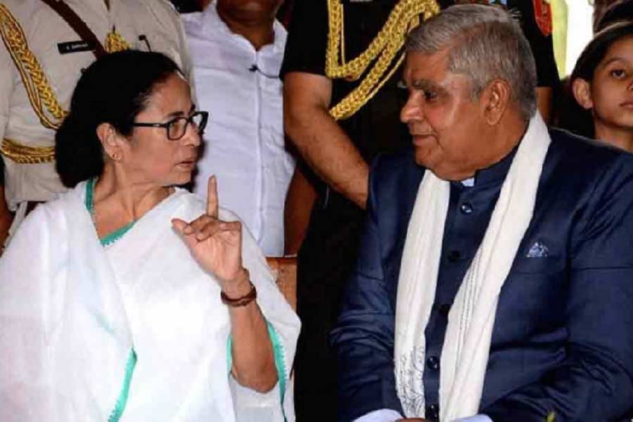 শোনা যায়, নতুন নতুন ভাবনার জন্য স্বয়ং দেশের প্রধানমন্ত্রী নরেন্দ্র মোদীও আনন্দের গুণগ্রাহী। মোদী তাঁকে ডাকেন ‘ম্যান অফ আইডিয়াজ়’ বলে। মোদী-ঘনিষ্ঠ এই প্রাক্তন আমলাই এখন মমতা বন্দ্যোপাধ্যায়ের পশ্চিমবঙ্গের রাজ্যপাল। স্বাভাবিক ভাবেই প্রশ্ন উঠেছে, তবে কি ধনখড় পর্বের পুনরাবৃত্তি হতে চলেছে?