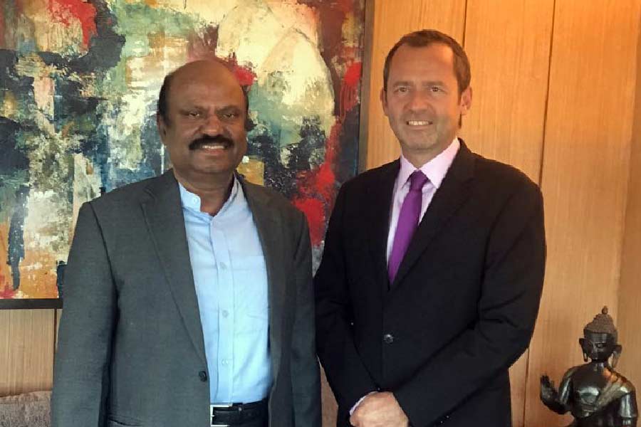 সুবক্তা হিসাবে নাম আছে আনন্দের। কম বয়সে নিয়মিত বিতর্কসভায় অংশ নিতেন। টানা তিন বছর বিশ্ববিদ্যালয়ের সেরা বক্তার স্বীকৃতি দখলে রেখেছিলেন তিনি। আবার মুসৌরিতে আইএএস অফিসারের প্রশিক্ষণ অ্যাকাডেমির বিতর্কসভাতেও প্রথম হয়েছেন। ফলে যুক্তি সম্বলিত তর্কে তিনি বেশ দড়।