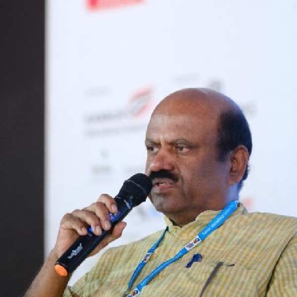 ছোটবেলা কেটেছে কেরলের গ্রাম কোট্টায়ামে। স্কুলের পড়াশোনা সেখানেই। এর পর কে ই কলেজ থেকে কলা বিভাগে স্নাতক, কেরল বিশ্ববিদ্যালয় থেকে ইংরেজি ভাষা নিয়ে স্নাতকোত্তর। এবং পরে বিড়লা ইনস্টিটিউট থেকে গবেষণা করে পিএইচডি।