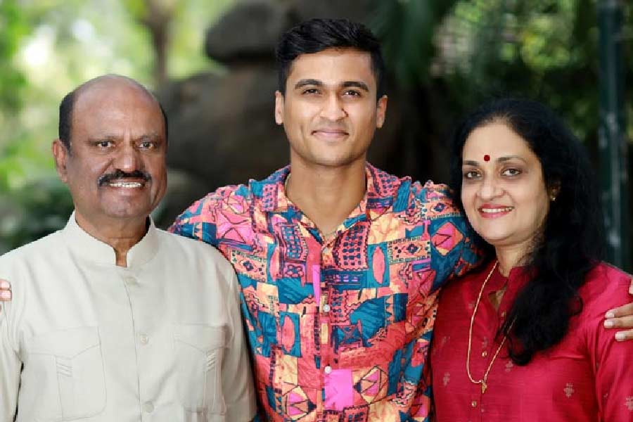 আনন্দের বাবা পিকে বাসুদেবন পিল্লাই ছিলেন স্বাধীনতা সংগ্রামী। মায়ের নাম সি পদ্মাবতী আম্মা। বস্তুত, আনন্দের নামে বোস শব্দটি জোড়ার নেপথ্য কারণ তাঁর বাবাও হতে পারেন। দক্ষিণ ভারতের তামিলনাড়ুর বা কেরলে বাংলার সুভাষচন্দ্র বসুর নামে ‘বোস’ নাম রাখার রেওয়াজ আছে। সেই কারণেই তাঁর পদবি ‘বোস’ বলে অনেকের অভিমত।  